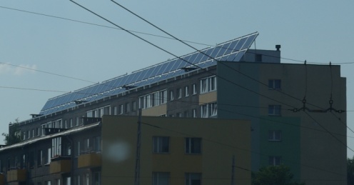 Ka kortermajad kasutavad päikeseenergiat kulude säästmiseks. Pildil kortermaja Tallinnas Mustamäel.